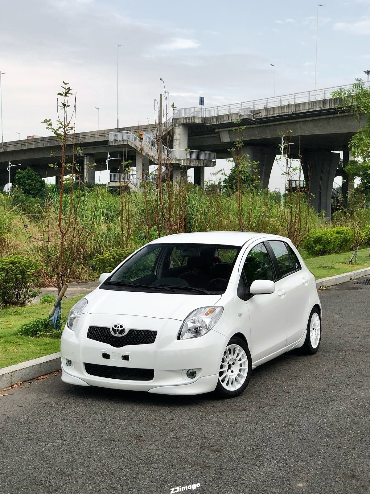 Toyota Vitz Yaris NCP91 front bumper corner lip detail