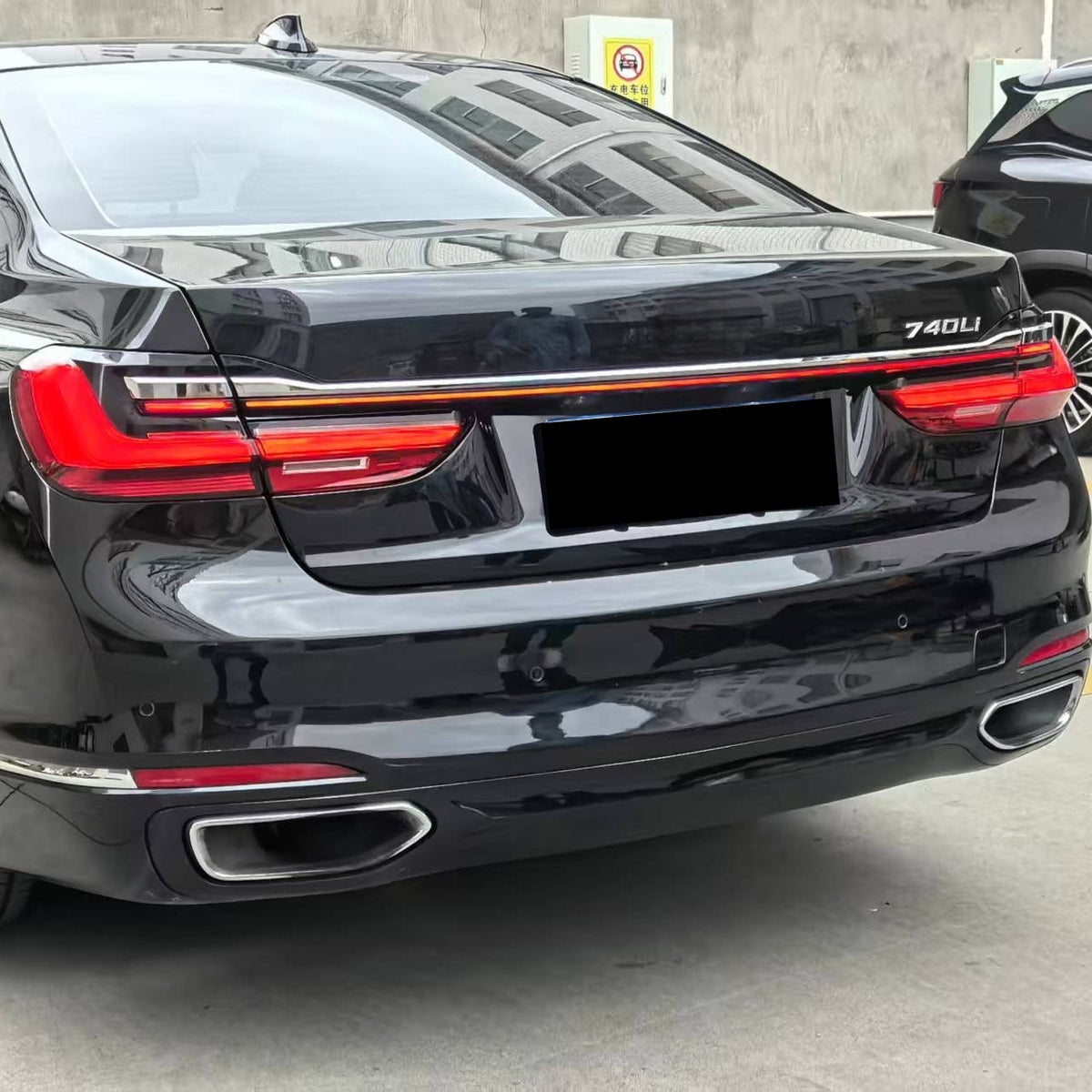 BMW 7 Series full-width rear light bar and tail lamps