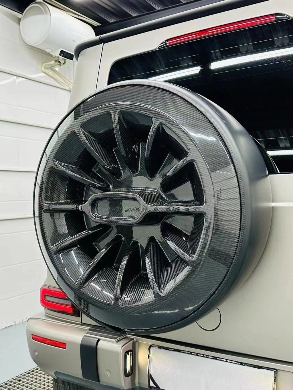 Mercedes G500 G550 G63 carbon spare wheel cover detail