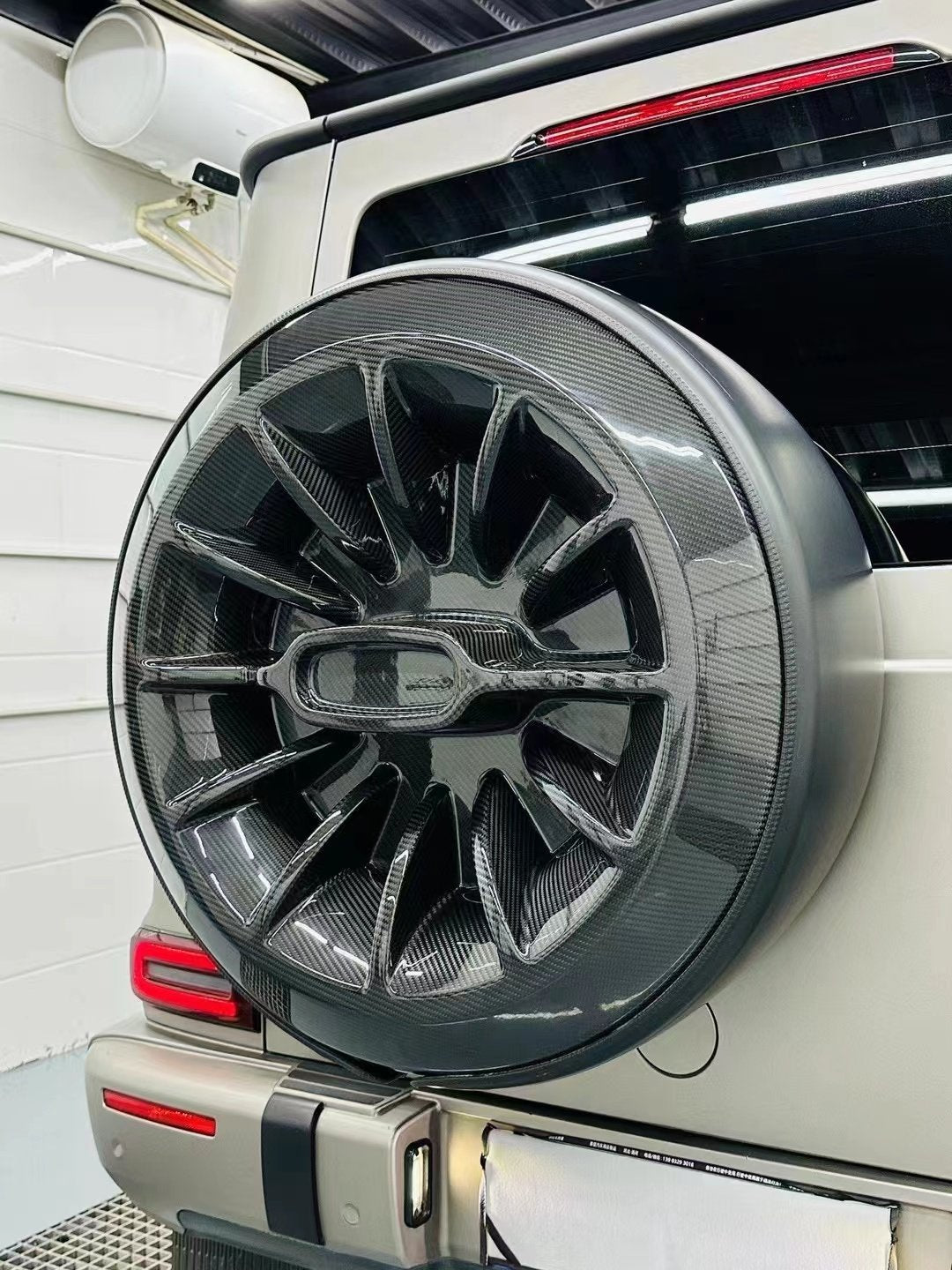 Mercedes G500 G550 G63 carbon spare wheel cover detail